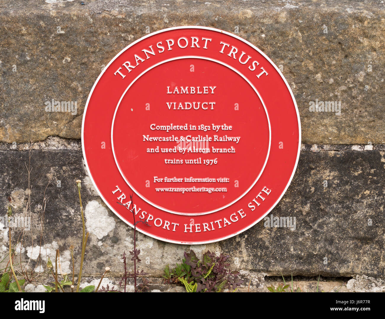 Une plaque rouge Trust Transport sur Lambley viaduc sur la rivière South Tyne, Northumberland, England, UK Banque D'Images