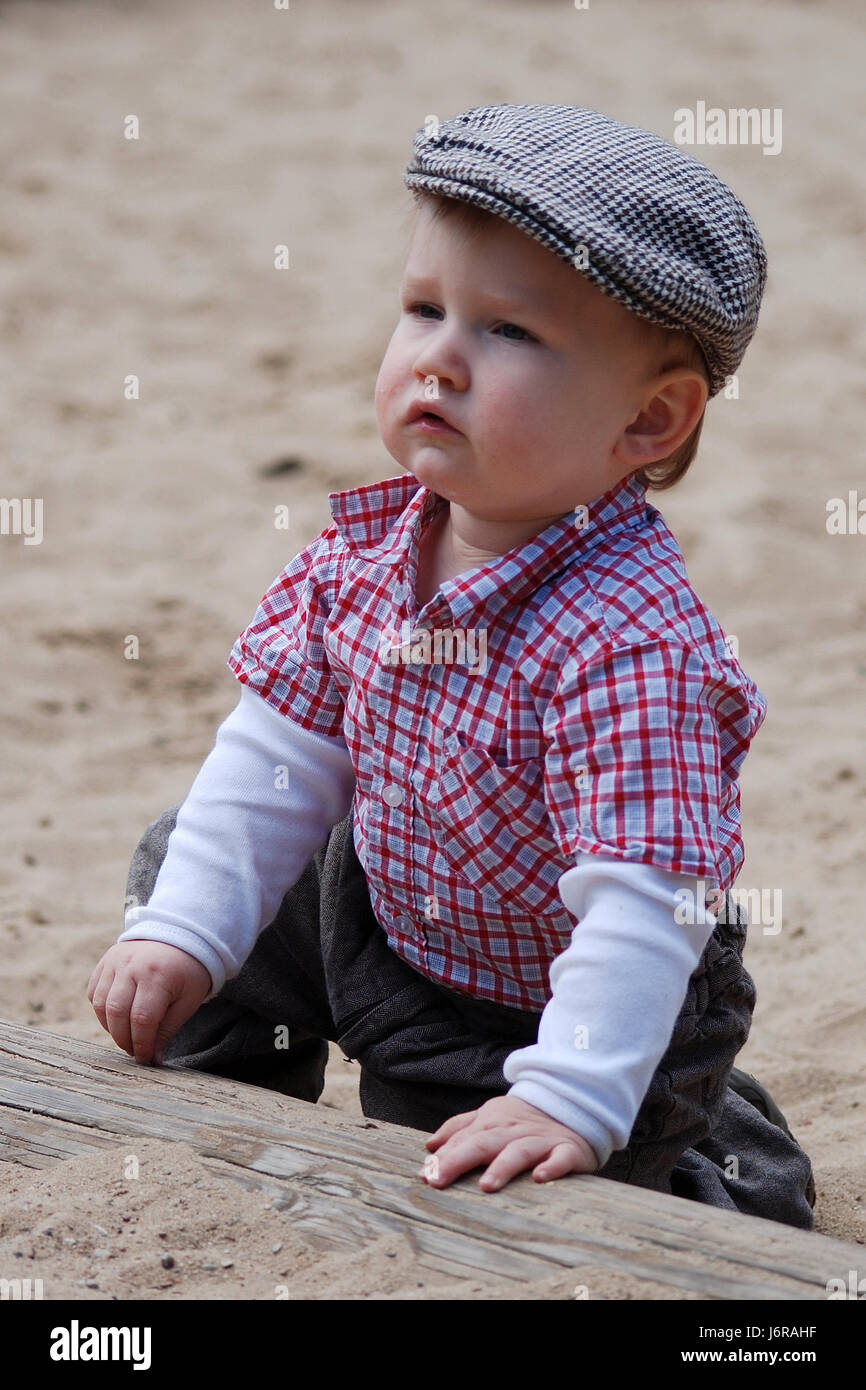 Hat cap bébé enfant plus jeune à sable sable jeu de tournoi jeu de sables bitumineux Banque D'Images