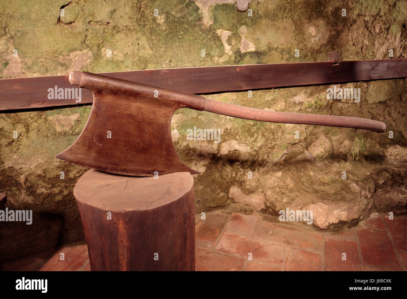 Un affichage sur ax bourreaux dans le donjon à l'intérieur du château d'Eger, Eger, Hongrie. Banque D'Images