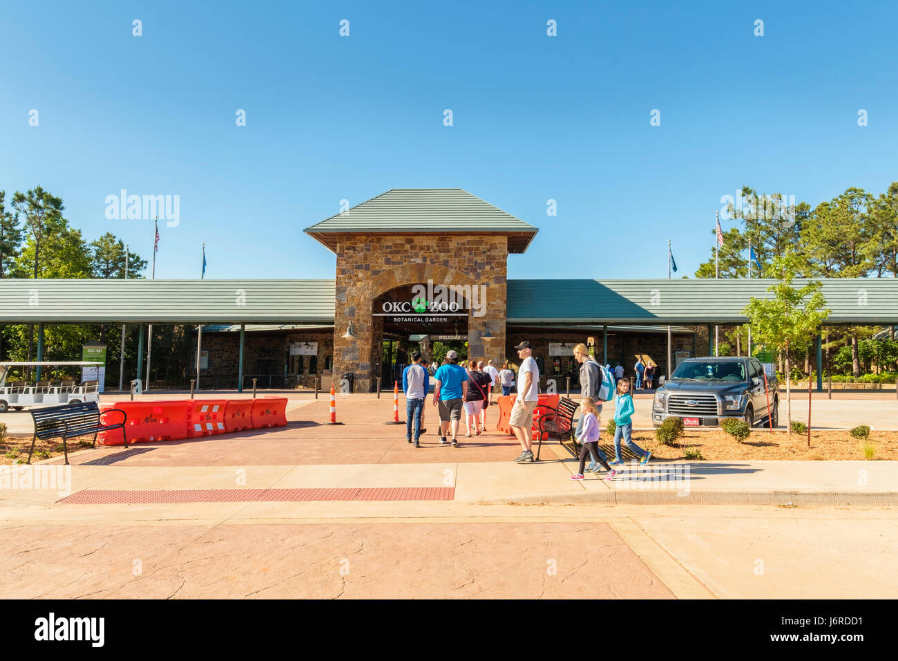 Les gens affluent à l'entrée de l'Oklahoma City Zoo sur un beau matin frais. Oklahoma City, Oklahoma, USA. Banque D'Images