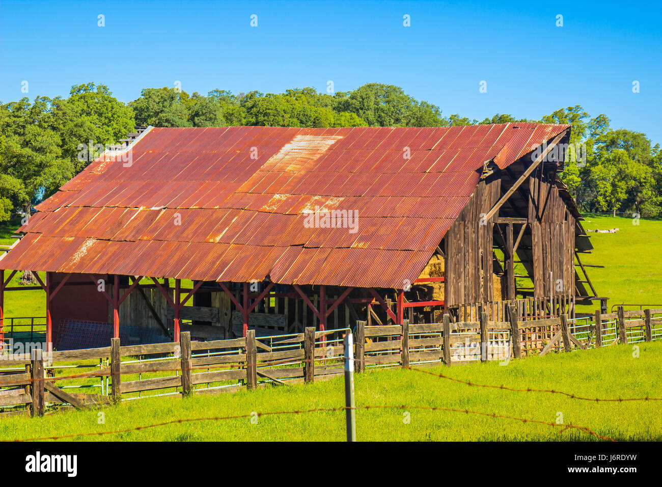 Toit de tôle rouillée vieille grange sur Ranch Banque D'Images