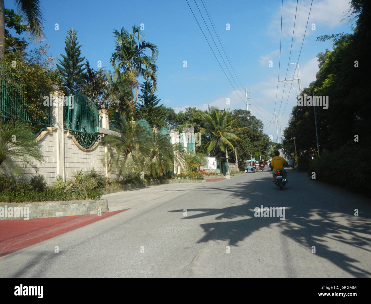 Le projet de contournement des routes municipales de San Rafael Bulacan comprend le développement de routes et l'amélioration des infrastructures dans les barangays 19 de San Rafael, Bulacan. Le projet vise à améliorer la connectivité locale et le flux de trafic. Banque D'Images