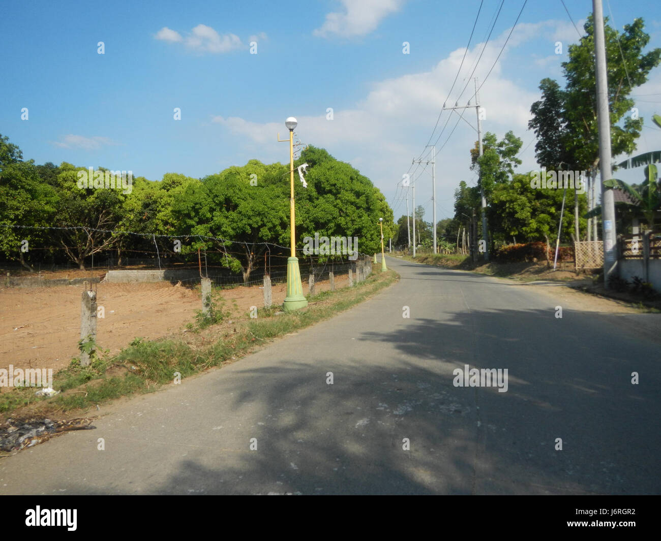 Le projet de contournement des routes municipales de San Rafael Bulacan est un important projet d'infrastructure visant à améliorer la fluidité du trafic et à réduire la congestion dans la région. Le projet se concentre sur la construction de routes de contournement qui relient les barangays clés, améliorant ainsi l’accès et la mobilité des résidents et des entreprises. Il fait partie d'un effort plus vaste visant à moderniser les infrastructures locales et à soutenir la croissance et le développement régionaux à San Rafael, Bulacan. Banque D'Images