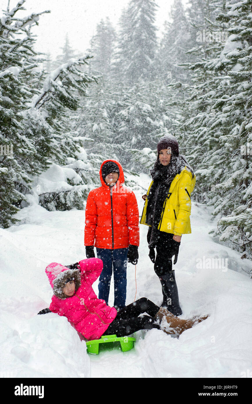 Famille s'amusant dans la neige en hiver sur le lac Trillium, Oregon Banque D'Images