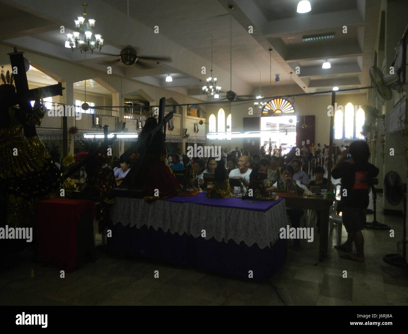 Le Pasyon Pabasa est une pratique religieuse traditionnelle philippine observée pendant la semaine Sainte. L'événement, qui a lieu à la chapelle de la Sainte Trinité à Malolos City, se concentre sur le chant du Pasyon, un récit de la vie, de la mort et de la résurrection de Jésus-Christ. Banque D'Images