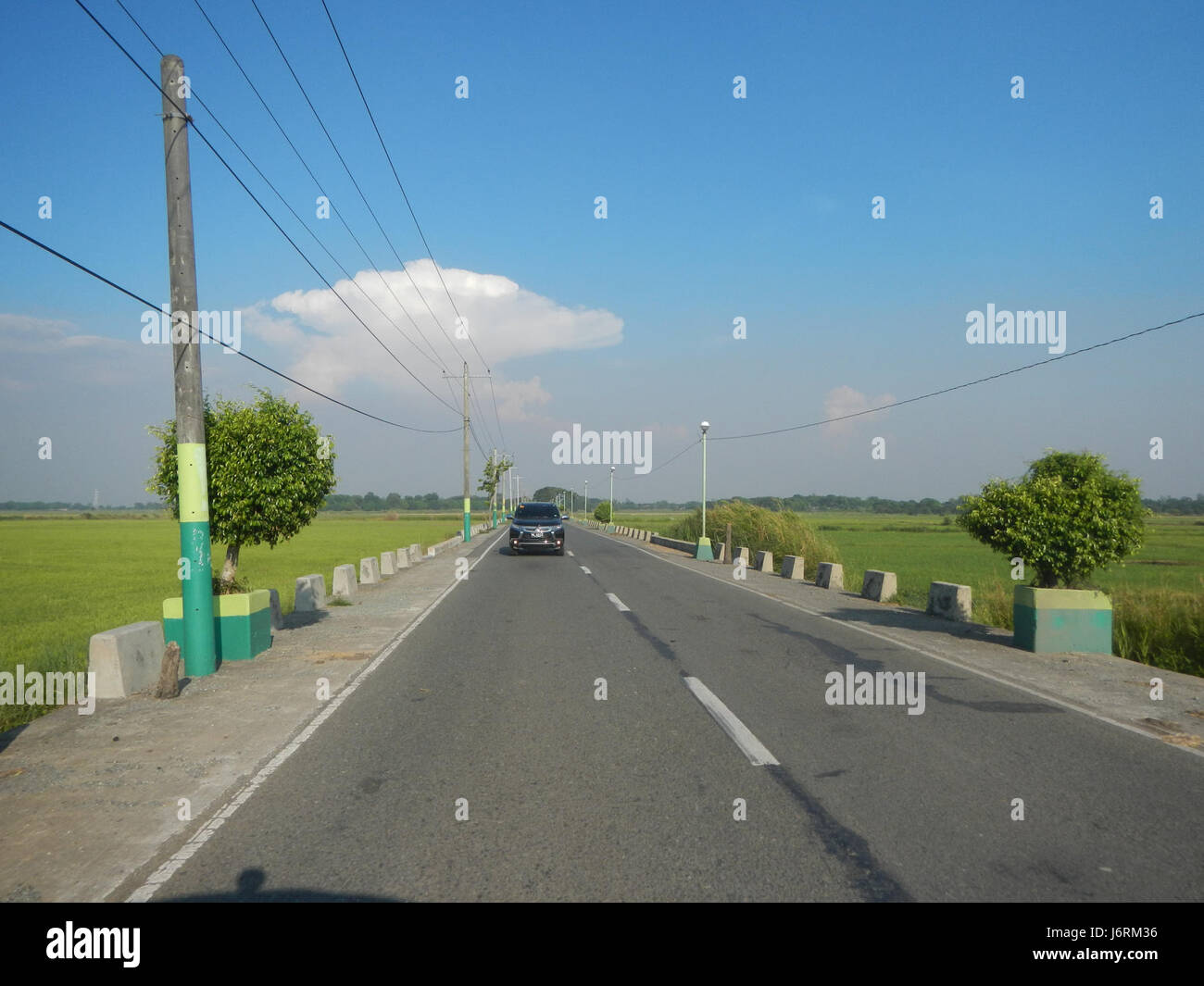Le titre fait référence à la route dans la région centrale de Luzon, aux Philippines, reliant spécifiquement San Luis, Candaba et Baliuag à Pampanga et Bulacan. Cette artère facilite le trafic local et la connectivité régionale. Banque D'Images