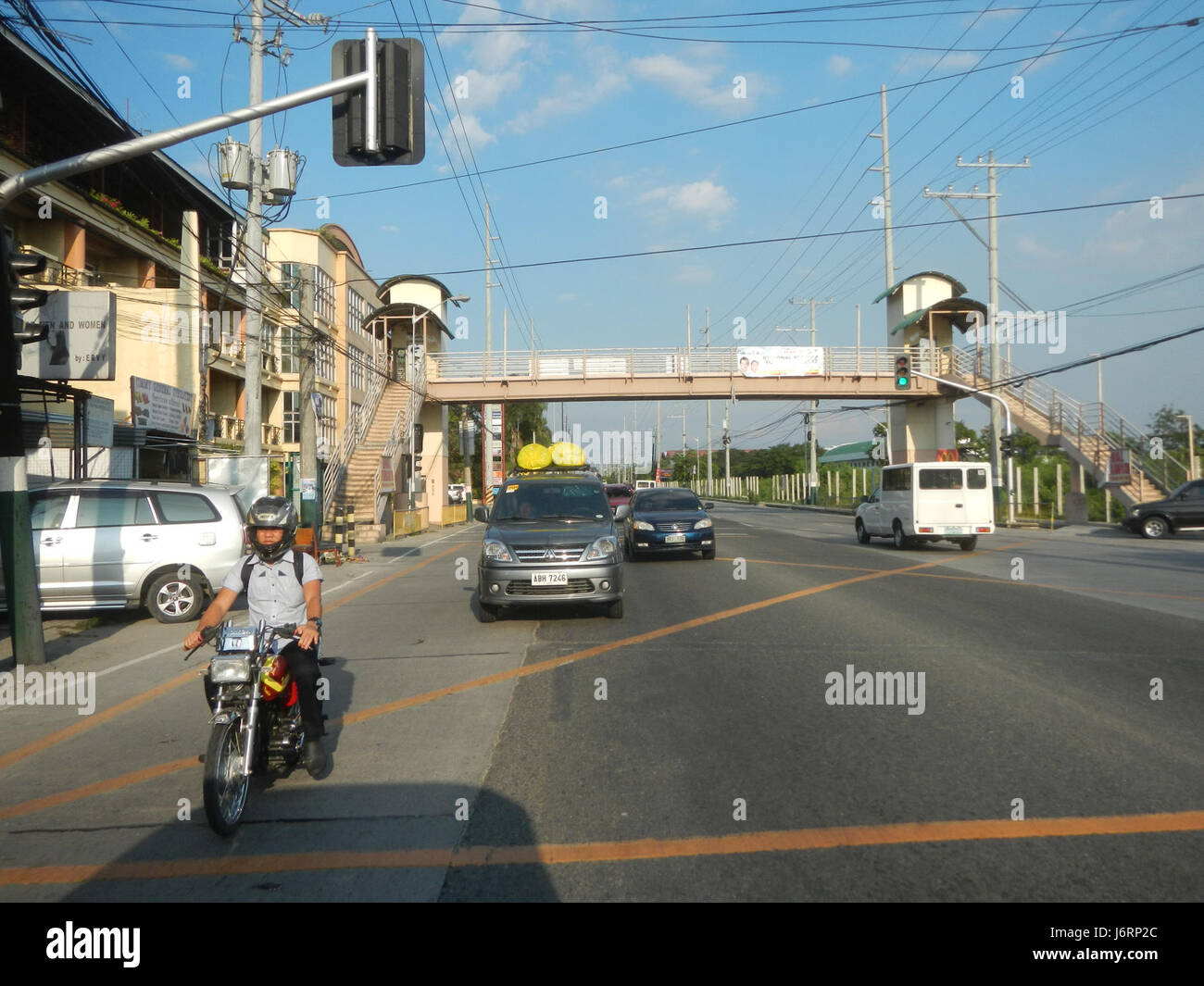 L'échangeur Guiguinto situé le long de l'autoroute NLEx MacArthur à Bulacan est une plaque tournante de transport clé, améliorant la fluidité du trafic et l'accessibilité entre les villes clés du centre de Luçon. Banque D'Images