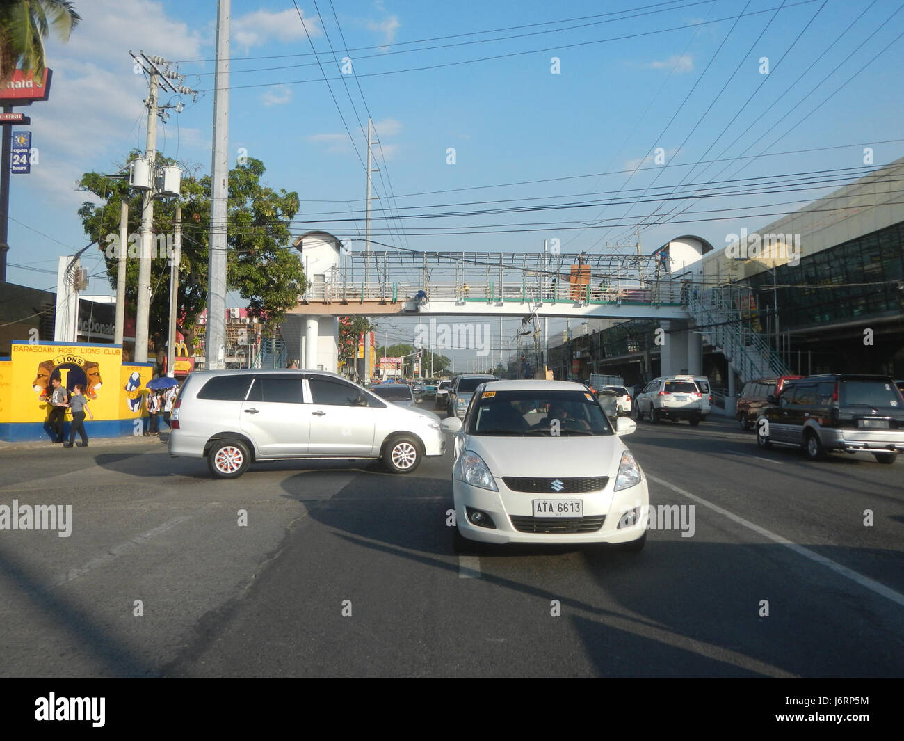 L'image représente le pont supérieur Malolos City situé sur la MacArthur Highway à Bulacan. Il s'agit d'un important projet d'infrastructure améliorant la fluidité du trafic et l'accessibilité dans la région. Banque D'Images