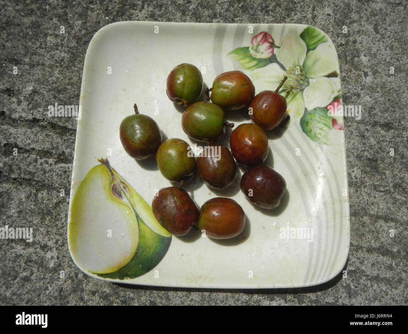 Il s'agit d'une préparation culinaire qui comprend du poulet, du gâteau et des fruits, éventuellement une combinaison d'ingrédients salés et sucrés. Il pourrait faire partie d'un plat régional ou historique. Banque D'Images