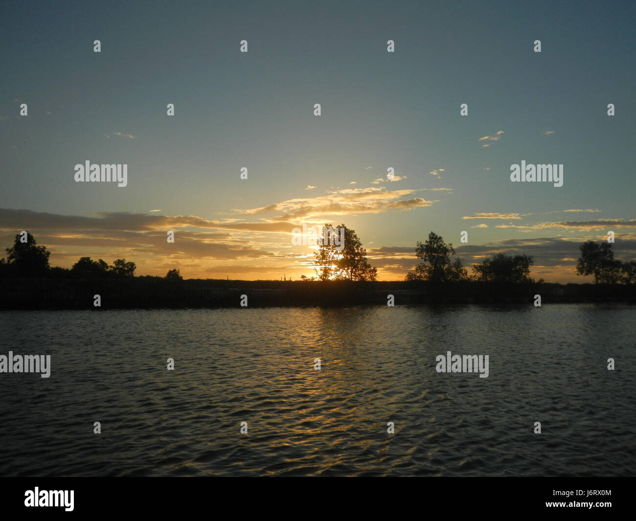 Une vue sur les berges des districts de Malolos, Bulakan, y compris les régions de Panasahan et San Nicolas, mettant en valeur le système fluvial local et l'environnement environnant. Banque D'Images