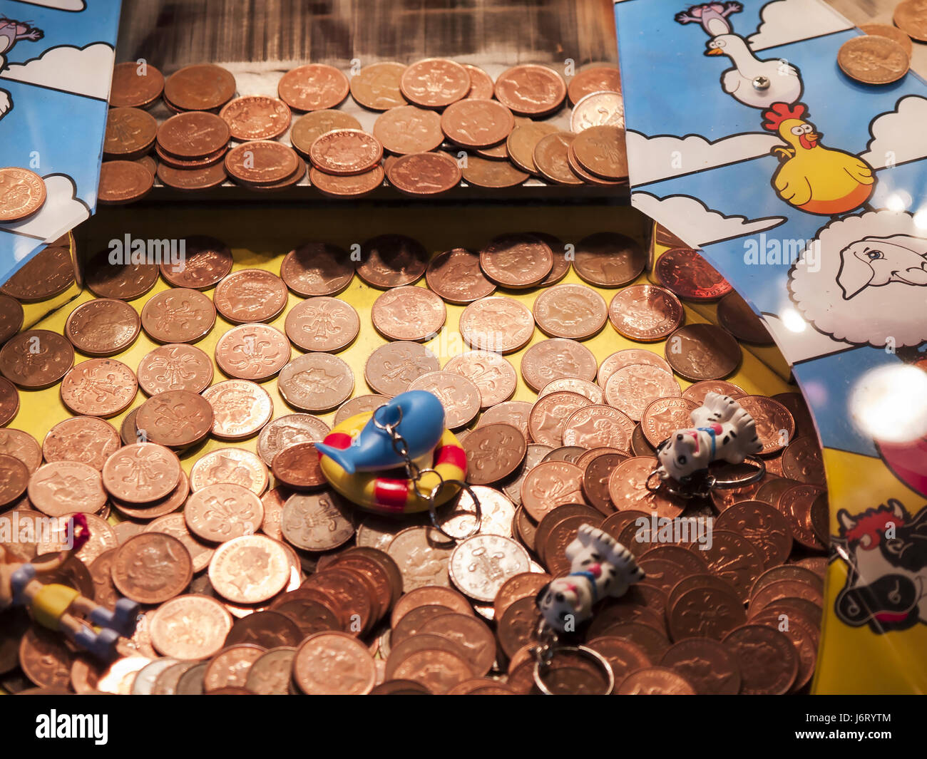 Coin Pusher jeu Arcade Machine, Clacton Pier, Essex Banque D'Images