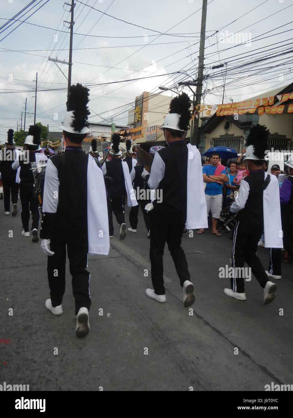 La fête paroissiale de San Isidro Labrador à Pulilan, Bulacan, Philippines, est célèbre pour son festival Carabao Kneeling, qui a lieu chaque année en l'honneur du saint patron. Pendant l'événement, les carabaos (buffles d'eau) s'agenouillent en signe de respect, démontrant le patrimoine agricole et le dévouement de la communauté. Banque D'Images