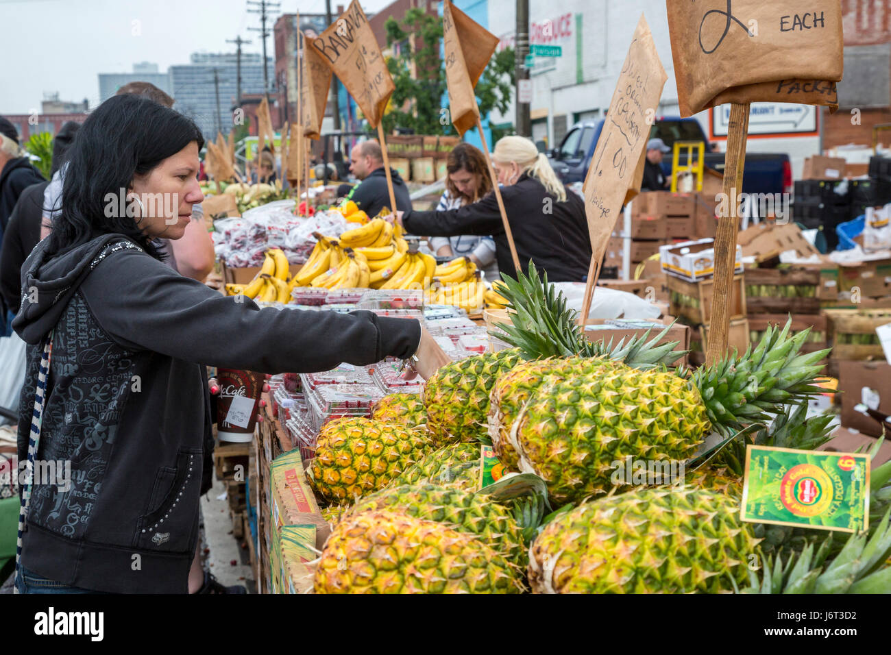 Detroit, Michigan USA - produire pour la vente au marché de l'Est, du centre-ville de Detroit, grand marché d'agriculteurs. Banque D'Images