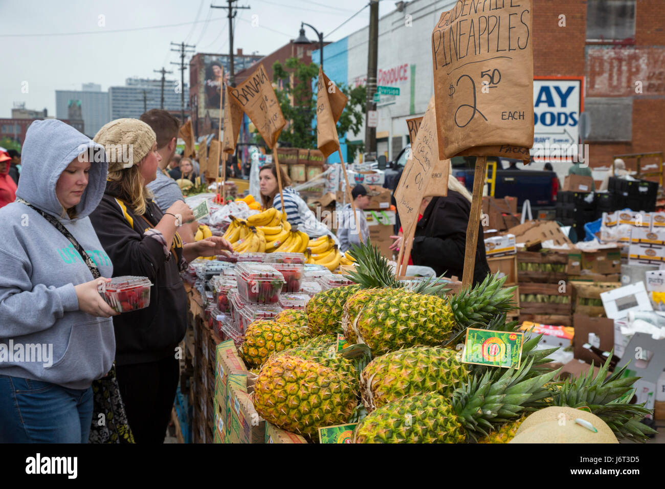 Detroit, Michigan USA - produire pour la vente au marché de l'Est, du centre-ville de Detroit, grand marché d'agriculteurs. Banque D'Images