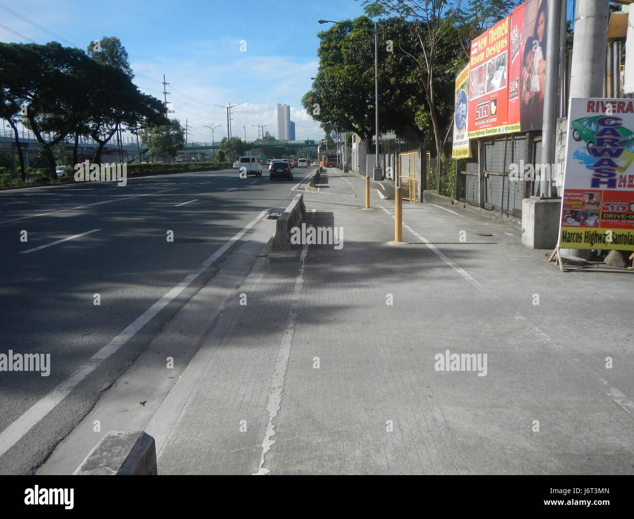 09595 bandes cyclables Santolan LRT Station Marcos l'autoroute 13 Banque D'Images