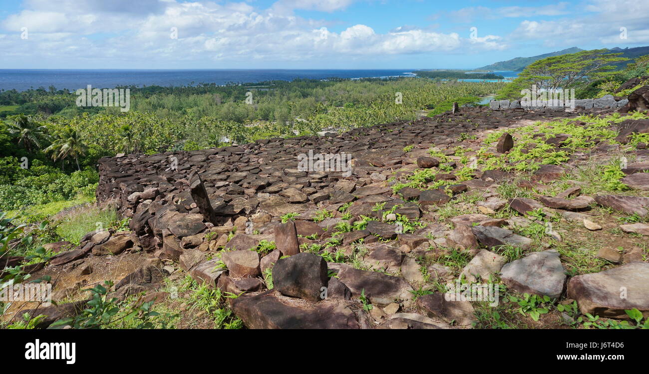 Vue paysage côtier d'une ancienne structure en pierre sur l'île de Huahine en Polynésie française, des marae Paepae Ofata, océan Pacifique sud Banque D'Images