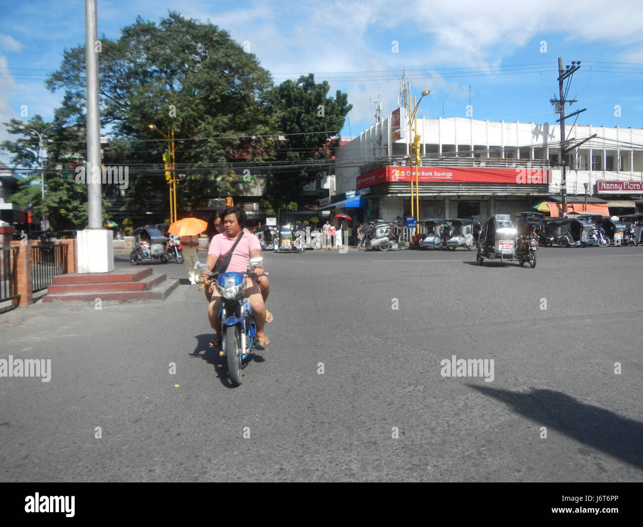 Une image représentant la ville de Concepcion, Baliuag, Bulacan, montrant la route de la ferme au marché, une route importante pour le commerce agricole et le transport local aux Philippines. Banque D'Images