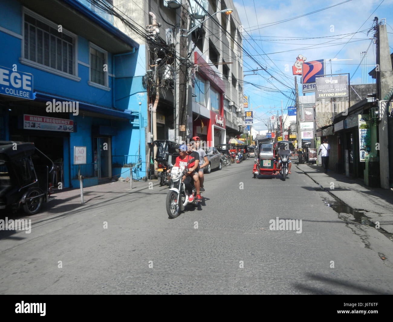 Cela fait référence à un emplacement à Poblacion, le centre-ville de Concepcion, Baliuag, Bulacan, Philippines. Il met en évidence la route Farm to Market, qui est importante pour le commerce et le transport locaux. Banque D'Images