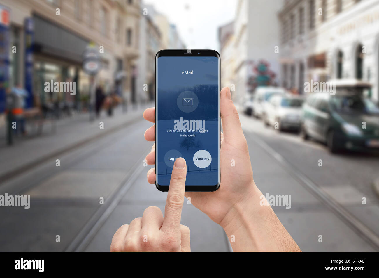 Utiliser l'homme application email sur téléphone mobile. Smart phone moderne avec bords arrondis et télévision la conception de l'interface utilisateur. Street en arrière-plan. Banque D'Images