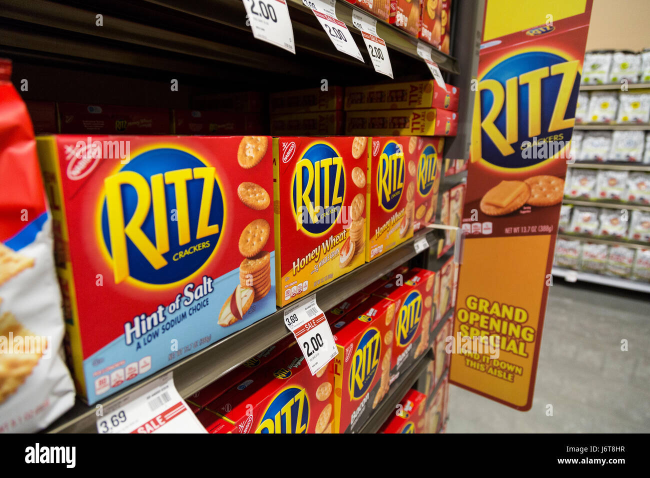 Boîtes de Ritz crackers de la marque sur les étagères d'une épicerie Banque D'Images