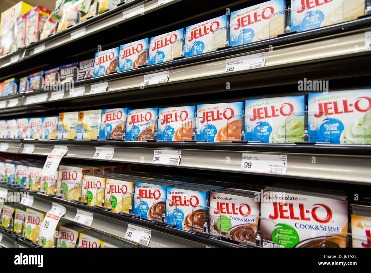 Boîtes de marque Jello mix sur les étagères d'une épicerie Banque D'Images