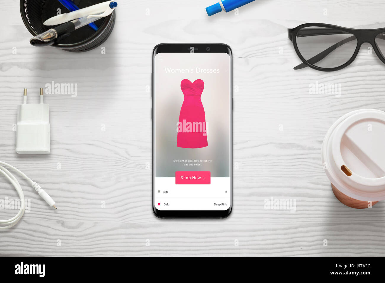 Magasinage en ligne avec un téléphone mobile. Femme Choisissez la taille et la couleur de robe avec l'app store. Vue de dessus de bureau et mobiles. Banque D'Images
