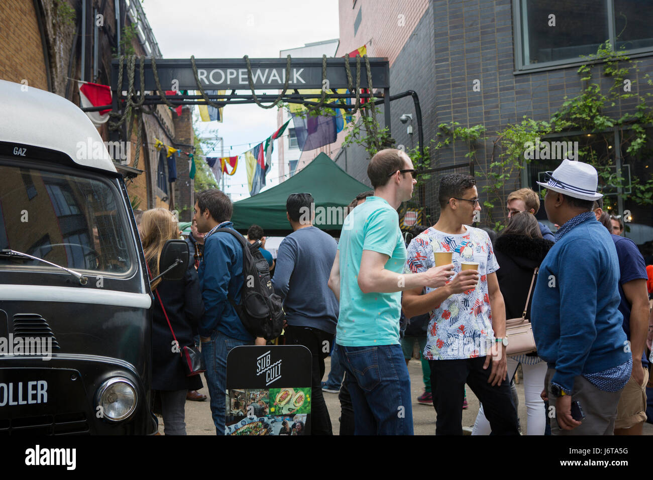 Les gens s'amuser boire ou manger des aliments au marché rue Maltby, résidence, Bermondsey, Royaume-Uni Banque D'Images