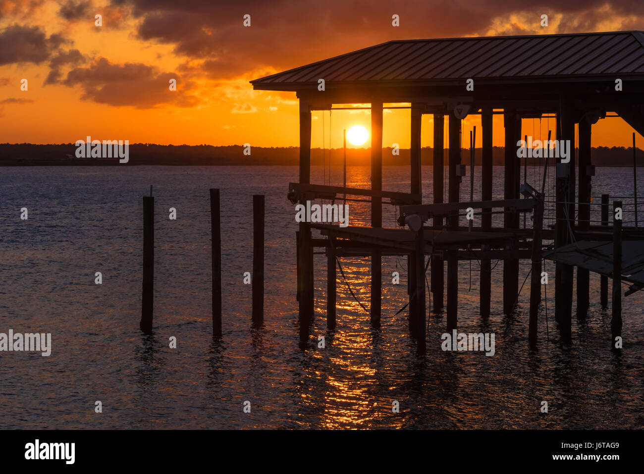 Scenic vue du coucher de soleil sur la rivière Tolomato à Saint Augustine, Floride, USA. Banque D'Images
