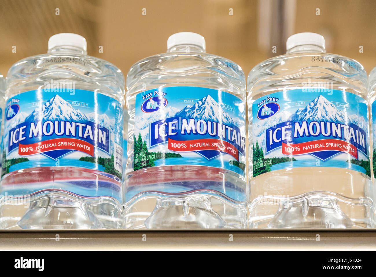 Les emballages de bouteilles d'eau de la marque montagne de glace sur les tablettes de l'épicerie Banque D'Images