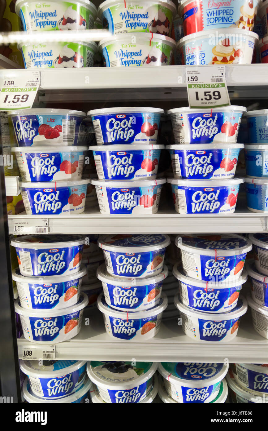 Baignoires en plastique de Cool Whip en cas d'un réfrigérateur d'une épicerie Banque D'Images
