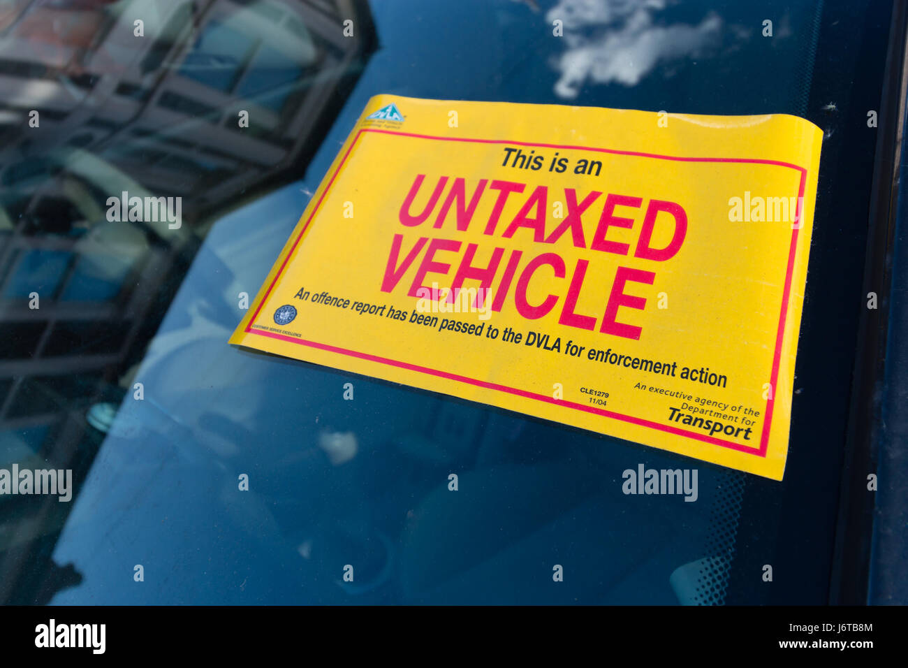 Un véhicule non taxés signe sur un pare-brise de voiture Banque D'Images Un véhicule non taxés signe sur un pare-brise de voiture Banque D'Images