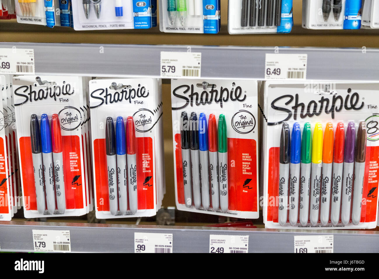 Paquets de Sharpie marqueurs permanents marque colorée sur l'écran dans un magasin Banque D'Images