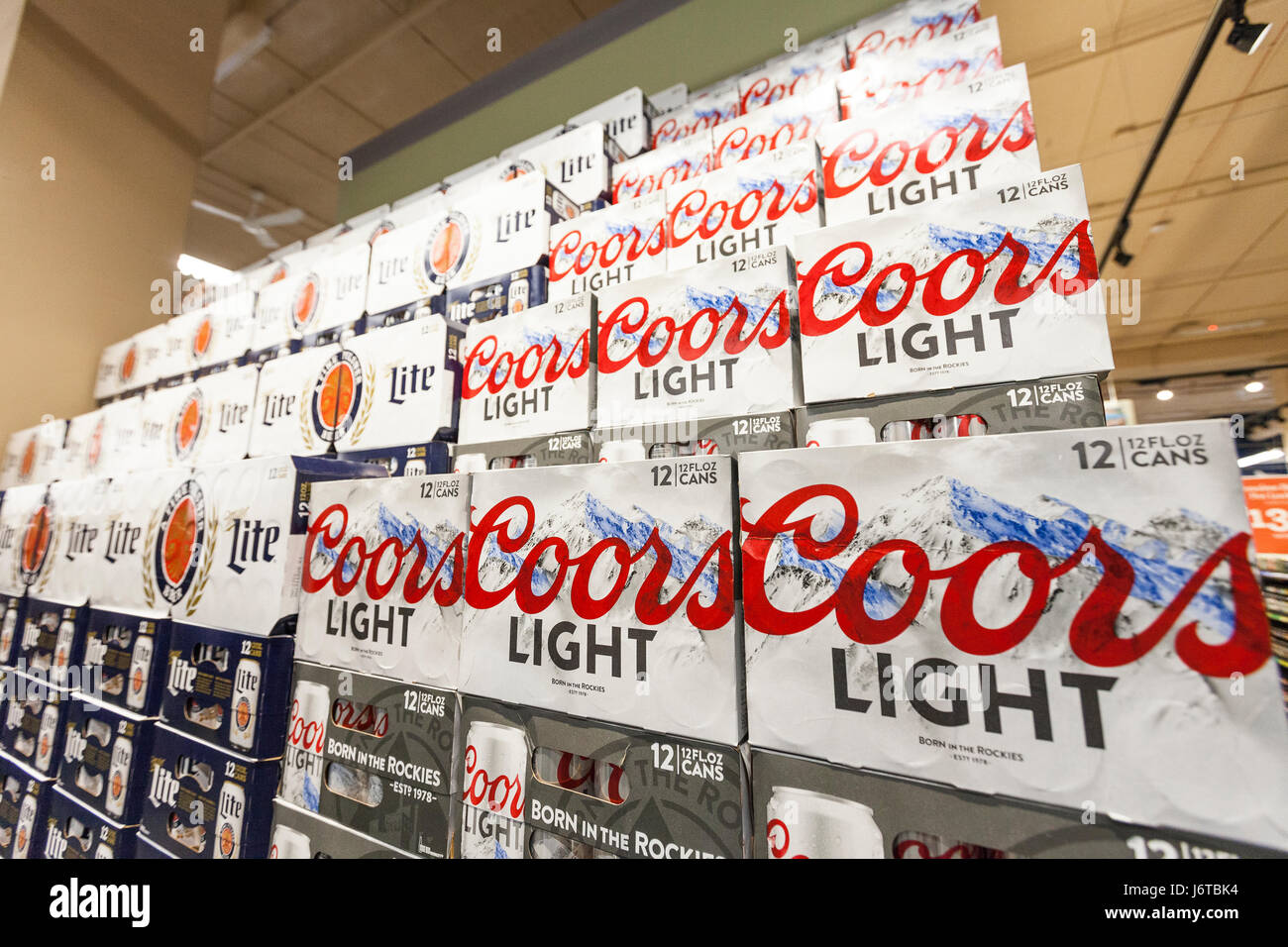 Les cas de Coors Light et Miller Lite Beer d'une exposition-vente dans un magasin d'alimentation Banque D'Images