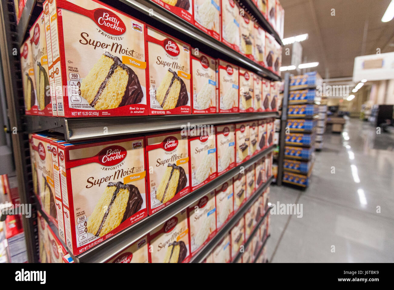 Baignoires en plastique de Cool Whip en cas d'un réfrigérateur d'une épicerie Banque D'Images