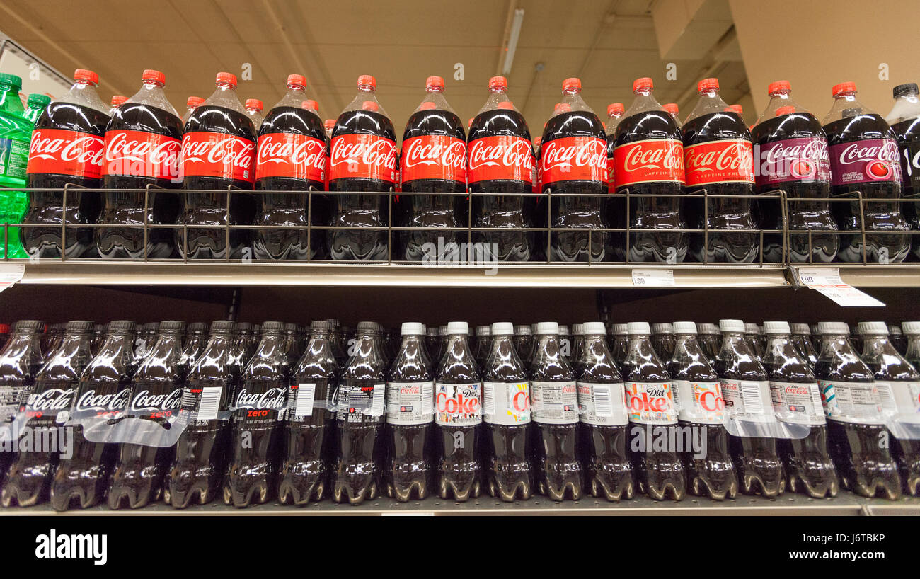 Les bouteilles en plastique des produits Coca-Cola sur les étagères d'une épicerie Banque D'Images