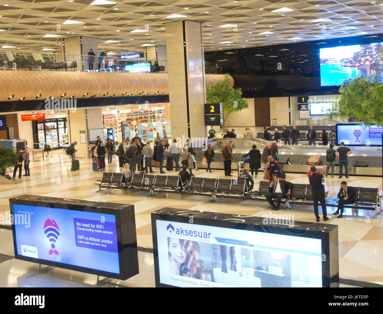 L'aéroport international Heydar Aliyev de Bakou, Azerbaïdjan, le hall d'arrivée et le traitement des bagages Banque D'Images
