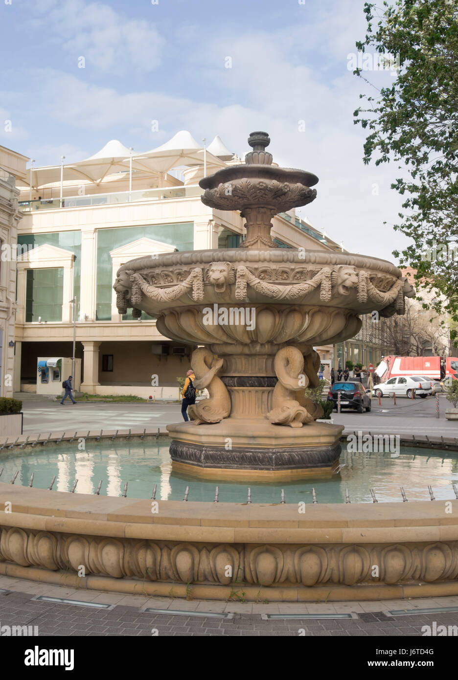 Fontaine décorée avec des sculptures en pierre de Nizami street, zone de shopping en centre-ville de Bakou, Azerbaïdjan Banque D'Images