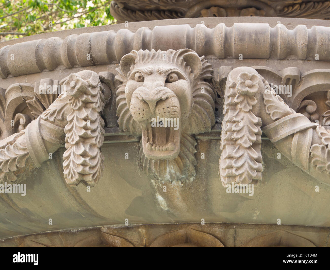 Fontaine décorée avec des sculptures en pierre de Nizami street, zone de shopping en centre-ville de Bakou, Azerbaïdjan Banque D'Images