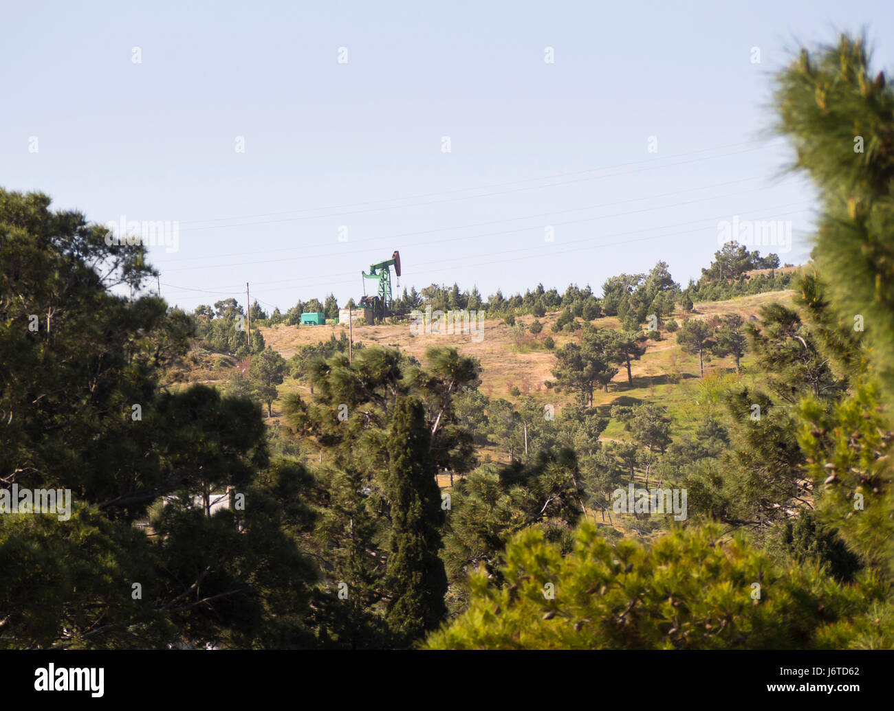 La production d'huile est visible à travers l'Azerbaïdjan, Bakou ici une pompe à huile située sur une colline vue depuis un parc de la ville Banque D'Images