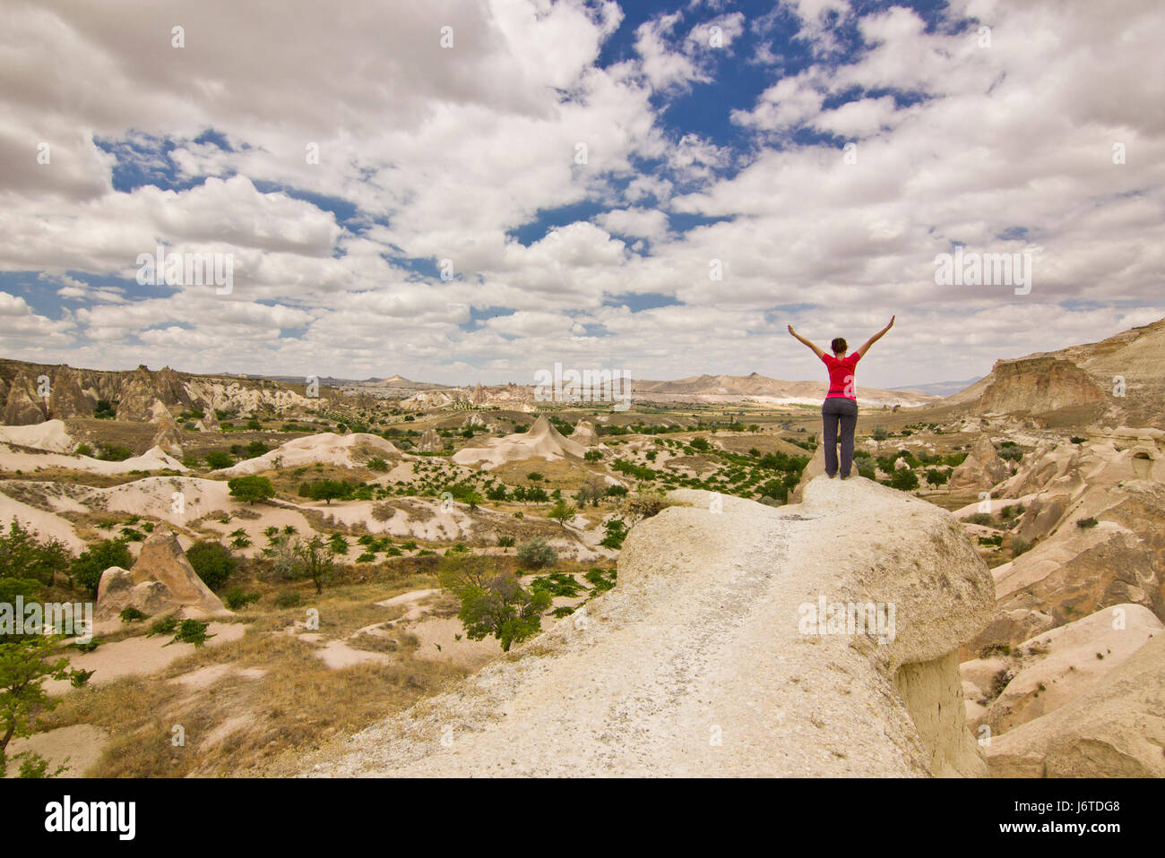 Girl with hands up dans les montagnes de Cappadoce, Turquie Banque D'Images