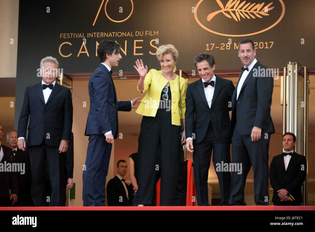 Cannes, France. 21 mai, 2017. CANNES, FRANCE - 21 MAI : (L-R) l'Acteur Adam Sandler, l'actrice Emma Thompson, directeur, Noah Baumbach, l'acteur Ben Stiller et l'acteur Dustin Hoffman de 'l'Meyerowitz Stories' assister à la 'l'Meyerowitz Stories' le dépistage au cours de la 70e assemblée annuelle du Festival du Film de Cannes au Palais des Festivals le 21 mai 2017 à Cannes, France. Credit : Frederick Injimbert/ZUMA/Alamy Fil Live News Banque D'Images