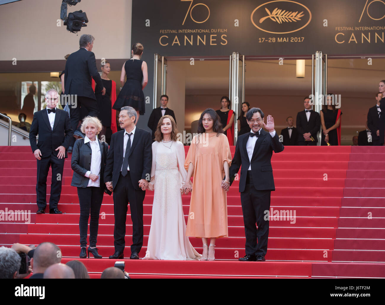 Cannes, France. 21 mai, 2017. (De G à D) le réalisateur et producteur français Claire Denis, directeur de la Corée du Sud, Hong Sang-soo, l'actrice française Isabelle Huppert, actrice sud-coréen Kim Min-hee et acteur sud-coréen Jeong Jin-young posent sur le tapis rouge pour la projection du film 'La Meyerowitz Stories' en compétition au 70e Festival International du Film de Cannes à Cannes, France, le 21 mai 2017. Credit : Xu Jinquan/Xinhua/Alamy Live News Banque D'Images