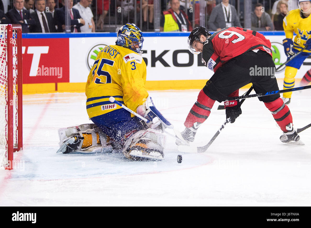 Cologne, Allemagne. 21 mai, 2017. Le Suédois Henrik Lundqvist (l) bloque un tir de Matt Duchene du Canada durant le Championnat du Monde de Hockey sur glace match final entre le Canada et la Suède dans la Lanxess Arena de Cologne, Allemagne, 21 mai 2017. Photo : Marius Becker/dpa/Alamy Live News Banque D'Images