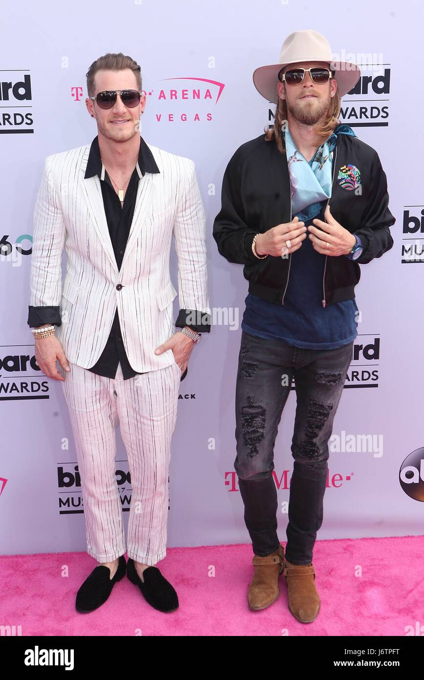 Las Vegas, NV, USA. 21 mai, 2017. Brian Kelley et Tyler Hubbard arrivant au Billboard Music Awards 2017 à la T-Mobile Arena de Las Vegas, Nevada le 21 mai 2017. Crédit : Diego Corredor pour V Magazine Punch/media/Alamy Live News Banque D'Images