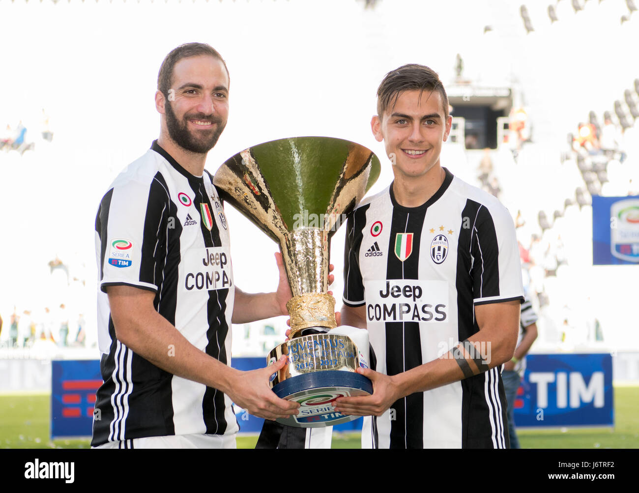 Turin, Italie. 21 mai, 2017. (L-R) Gonzalo Higuain, Paulo Dybala (Juventus) Football/soccer : Gonzalo Higuain et Paulo Dybala Juventus de célébrer leur sixième titre de ligue avec le trophée après l'Italien 'Serie' un match entre la Juventus 3-0 FC Crotone au Juventus Stadium à Turin, Italie . Credit : Maurizio Borsari/AFLO/Alamy Live News Banque D'Images