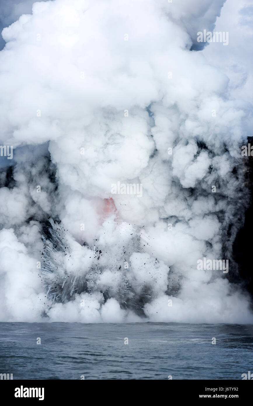Une coulée de lave sur l'île principale d'Hawaii connu sous le nom de la lance à incendie obtenez des magma en fusion de Kilauea Volcano dans l'océan, provoquant des explosions et forme Banque D'Images