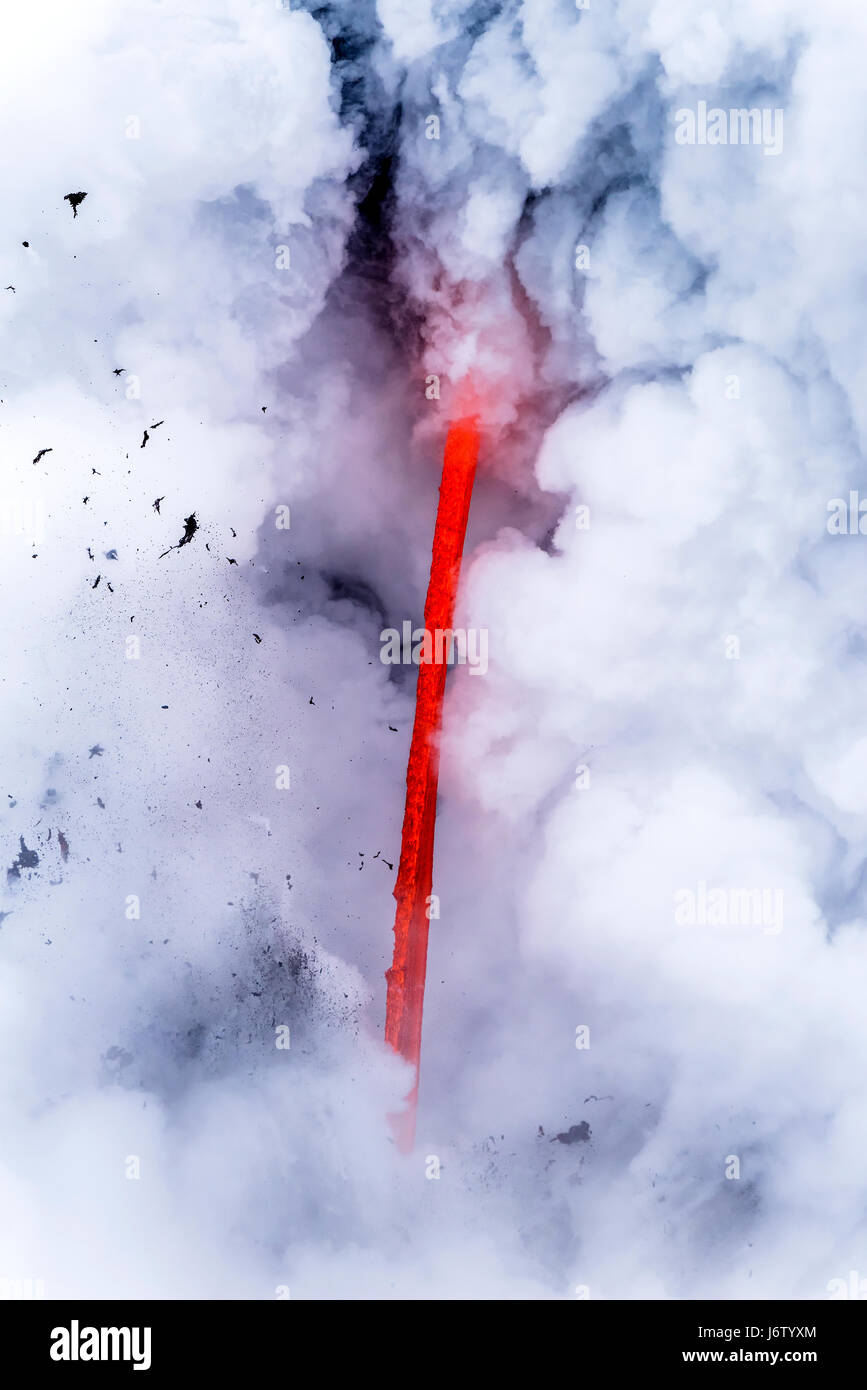 Une coulée de lave sur l'île principale d'Hawaii connu sous le nom de la lance à incendie obtenez des magma en fusion de Kilauea Volcano dans l'océan, provoquant des explosions et forme Banque D'Images