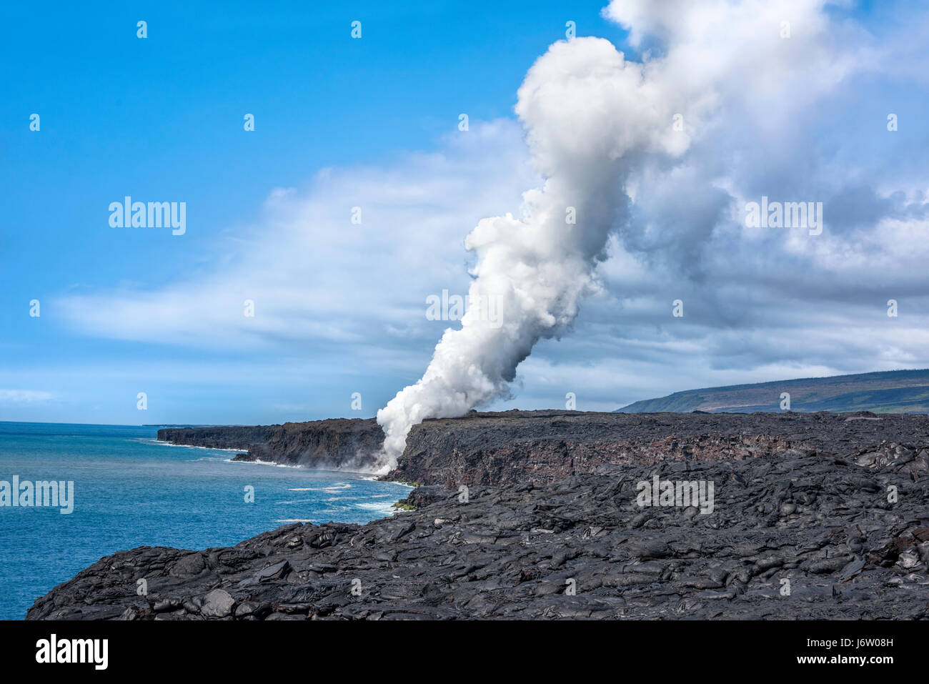 La coulée de lave du volcan Kilauea envoie 2 000 degrés au moyen d'un tube de lave magma que les déversements dans l'océan, provoquant un immense panache de vapeur toxique pour augmenter haut j Banque D'Images