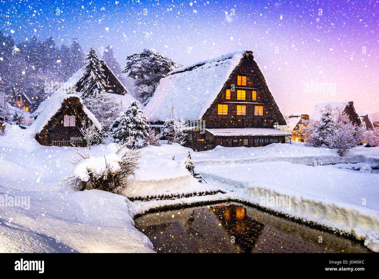 Shirakawago, village d'hiver historique du Japon. Banque D'Images