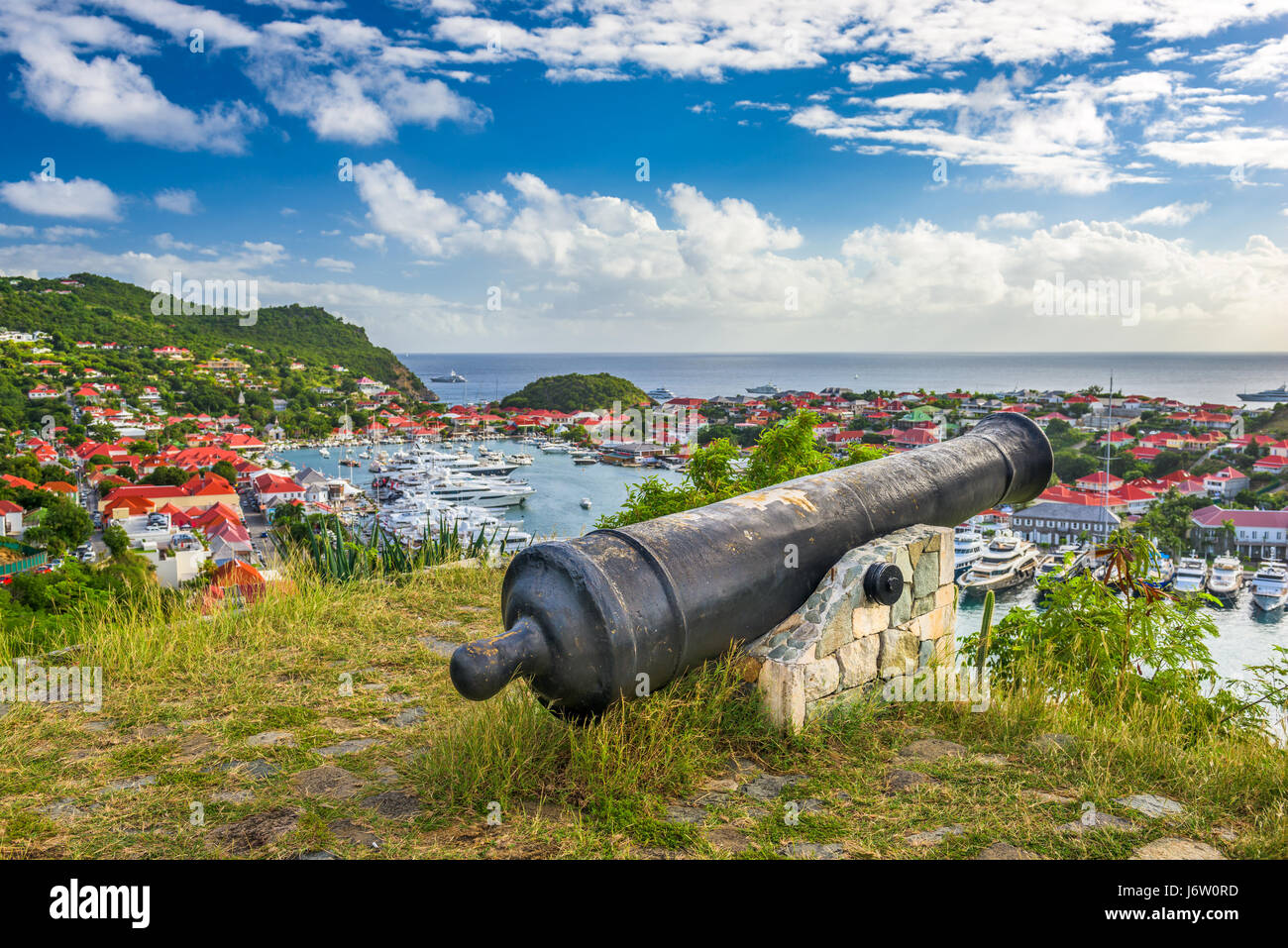 Le port et les toits de Saint Barthelemy dans les Caraïbes. Banque D'Images